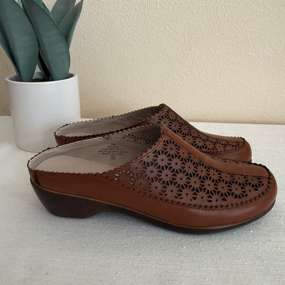 New Easy Spirit Dusk Brown Leather Lazer Cutout Wedge Slip-On Clogs